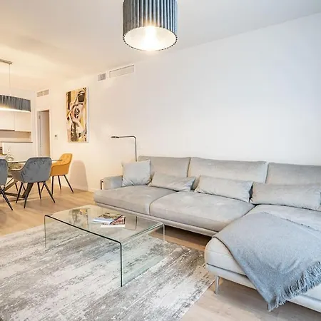 Beautiful Rooftop Pool 3bed 马尔韦利亚