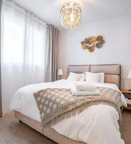 Beautiful Rooftop Pool 3bed דירה *