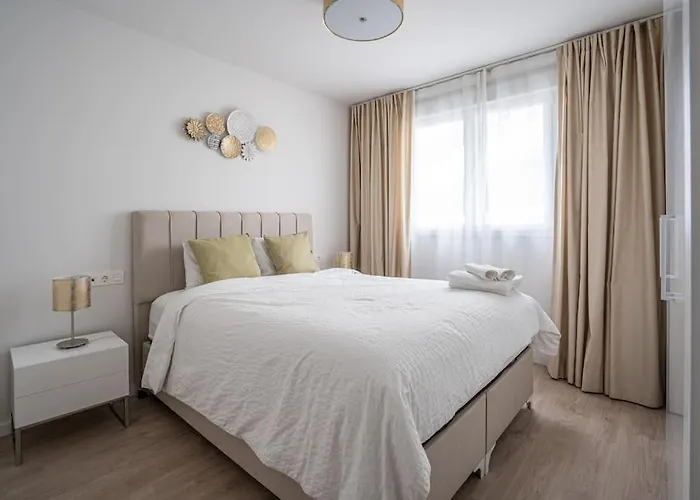 Beautiful Rooftop Pool 3bed דירה *
