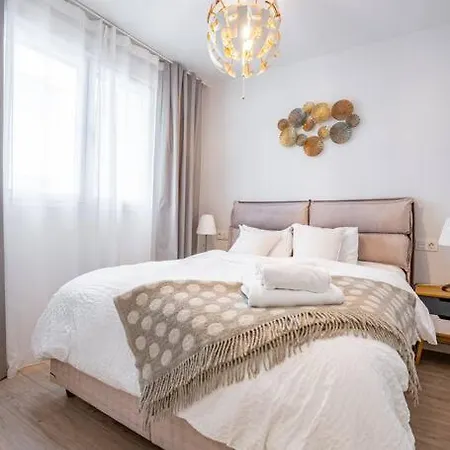 Beautiful Rooftop Pool 3bed شقة *
