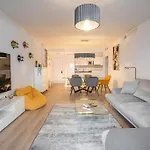 Beautiful Rooftop Pool 3bed * Μαρμπέλλα