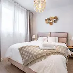 Beautiful Rooftop Pool 3bed Διαμέρισμα *